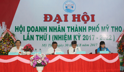 Ông  Lê Văn Hưởng, Phó Bí thư Tỉnh ủy, Chủ tịch UBND tỉnh tham gia Đại hội thành lập Hội Doanh nhân TP. Mỹ Tho.