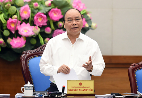 Với tinh thần năm 2017 là năm giảm chi phí cho doanh nghiệp, Thủ tướng nêu rõ trước mắt, chưa đề cập việc tăng các loại thuế, phí, lệ phí, ảnh hưởng đến doanh nghiệp. Ảnh: VGP/Quang Hiếu