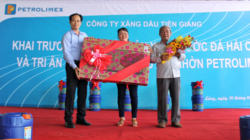 Lãnh đạo Petrolimex Tiền Giang trao tặng quà tri ân khách hàng mua dầu nhờn Petrolimex