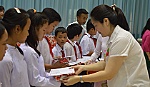Công ty TNHH Dụ Đức trao học bổng 