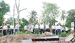 Nỗ lực thu hoạch lúa hè thu chạy lũ