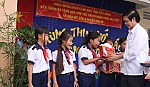 Bí thư Tỉnh ủy tặng quà trung thu cho trẻ em