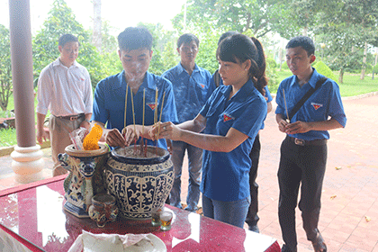 Đoàn viên thắp hương tại Nhà bia ghi danh Liệt sĩ xã Long Hưng.