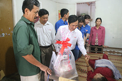 Ông Nguyên Trọng Tấn đại diện Chi đoàn Báo Ấp Bắc thăm hỏi và tặng quà bà Nguyễn Thị Hà, là vợ liệt sĩ tại ấp Long Thạnh A, xã Long Hưng.