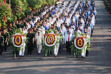Đoàn cán bộ lãnh đạo Tỉnh ủy, HĐND, UBND, Ủy ban MTTQ tỉnh và cán bộ, chiến sĩ dâng hoa tại Đài tưởng niệm các anh hùng liệt sĩ tại Nghĩa trang liệt sĩ tỉnh