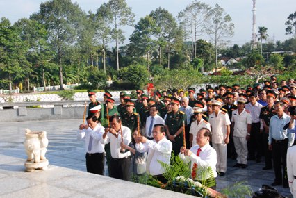 Lãnh đạo Tỉnh ủy, HĐND, UBND, Ủy ban MTTQ Việt Nam tỉnh Tiền Giang thắp nhang tưởng niệm anh hùng. liệt sĩ đã hy sinh vì sự nghiệp càch mạng của dân tộc