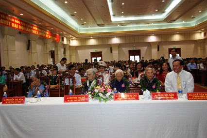 Bà Mẹ Việt Nam anh hùng và lãnh đạo UBND tỉnh dự lễ