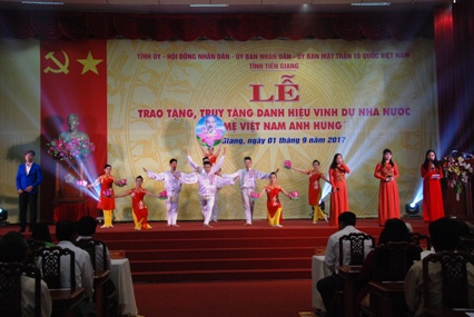 Tiết mục văn nghệ chào mừng của Đoàn Nghệ thuật tổng hợp Tiền Giang