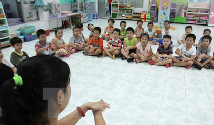 Cô giáo hướng dẫn trẻ cách rửa tay, giữ gìn vệ sinh phòng bệnh. (Ảnh: Phương Vy/TTXVN)