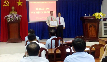 Ông Trần Thanh Nguyên, Tỉnh ủy viên, Bí thư Đảng ủy Khối các cơ quan tỉnh trao bằng khen cho đồng chí Nguyễn Thanh Hiền