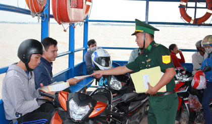 CBCS Trạm KSBP Cửa Đại phát tờ bướm tuyên truyền về ATGT đường thủy và quy định về hàng cấm, hàng nhập lậu trên khu vực biên giới biển.