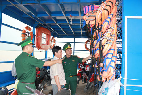 Kiểm tra các loại áo phao và dụng cụ cứu sinh trước khi phương tiện xuất bến
