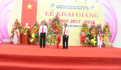 Ông Lê Văn Hưởng tặng hoa cho nhà trường 