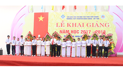 Ông Lê Văn Hưởng trao học bổng cho học sinh nghèo vượt khó học tốt 