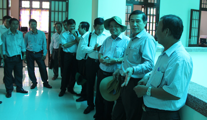 Ông Lê Văn Hưởng đề nghị huyện Tân Phú Đông ưu tiên đầu tư hệ thống xử lý nước thải.