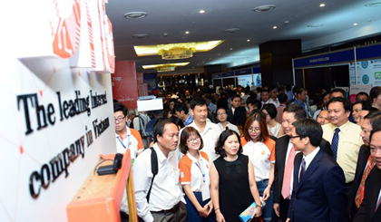 Phó Thủ tướng Vũ Đức Đam trò chuyện tại các gian hàng tham dự ICT Summit 2017. (Ảnh: BTC)