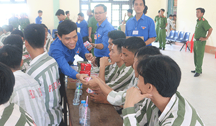 Tặng quà cho các phạm nhân.