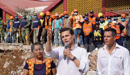 Tổng thống Mexico Enrique Pena Nieto (giữa, phía trước) tới thăm thành phố Juchitan de Zaragoza, bang Oaxaca sau động đất ngày 8/9. (Nguồn: THX/TTXVN)