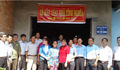  Quang cảnh bàn giao nhà cho bà Võ Thị Sen