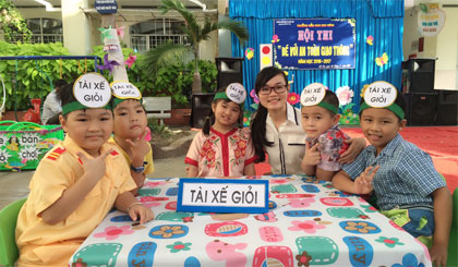Cô Mỹ Hạnh hướng dẫn các bé Trường MN Sao Sáng tham gia Hội thi “Bé với an toàn giao thông”.