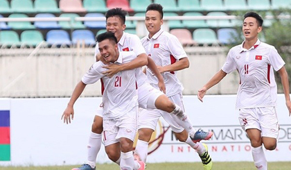 Cầu thủ U18 Việt Nam vui mừng sau khi ghi bàn thắng vào lưới U18 Indonesia. (Nguồn: Zing.vn)