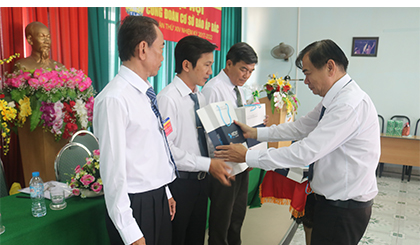Ông Nguyễn Minh Tân, Tổng Biên tập Báo ẤP Bắc tặng quà các đồng chí BCH CĐCS nhiệm kỳ 2012-2017 không tái cử