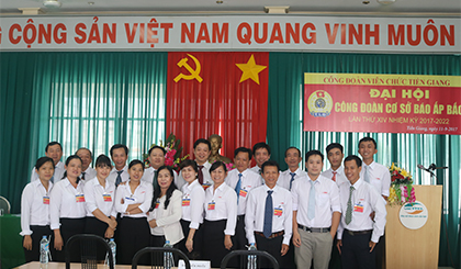Tập thể CB-VC Báo Ấp Bắc chụp ảnh lưu niệm