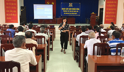 Bà Phạm Thu Hương cho biết, bạo lực gia đình hiện nay là vấn đề nhức nhối cần sự quan tâm của toàn xã hội 