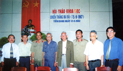 Các đồng chí cán bộ lãnh đạo tham gia chủ trì Hội thảo (từ trái qua): Huỳnh Lứa, Huỳnh Văn Niềm, Nguyễn Văn Lưỡng, Nguyễn Văn Thạnh, Nguyễn Công Bình, Nguyễn Minh, Trần Minh Phú và Trần Hoàng Diệu.