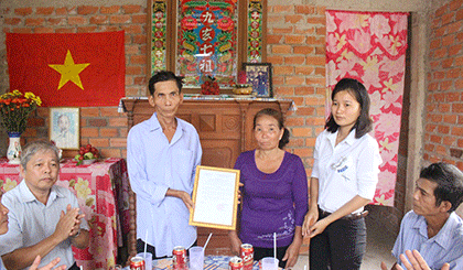 Đoàn trao nhà cho ông Trần Văn Hùng xã Long Khánh, TX. Cai Lậy