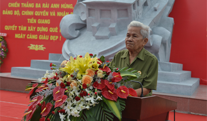 ông Nguyễn Hoàng Kha, nguyên Đại đội trưởng Đại đội 2 -Tiểu đoàn 263 tham gia trận Ba Rài bồi hồi, xúc động khi nhớ về trận đánh năm xưa.