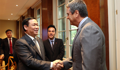 Phó Thủ tướng Vương Đình Huệ gặp Tổng Giám đốc WTO Roberto Azevedo. Ảnh: VGP/Thành Chung