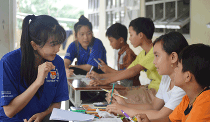 Các cô giáo tình nguyện ôn tập hè cho các em học sinh.                 