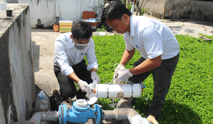 Lấy mẫu nước thải tại hiện trường.