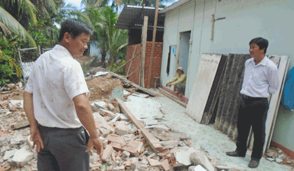 Bí thư và Phó Bí thư xã Tân Lý Tây chứng kiến ngôi nhà sau rộng 28m2, xây bán kiên cố của anh Nguyễn Văn Lâm đã dập bỏ để bàn giao mặt bằng thi công đường Đông kinh Mười Biếu