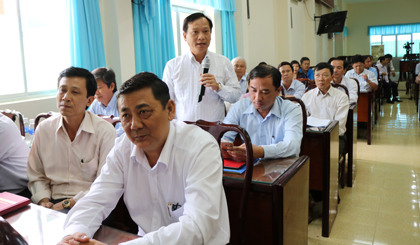 Đại diện các doanh nghiệp có đầu tư xây dựng chợ trên địa bàn tỉnh phát biểu tại hội nghị