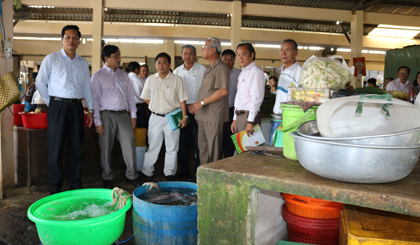 Nhiều đại biều tham dự Hội nghị Đầu tư và phát triển hệ thống chợ trên địa bàn tỉnh Tiền Giang tham quan thực tế chợ Gò Công