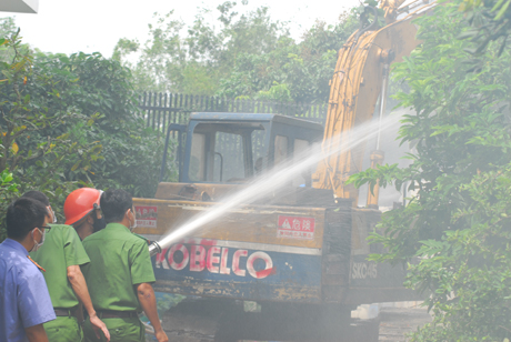 Dồn toàn lực chữa cháy.