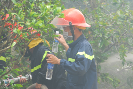 Lực lượng trực tiếp chữa cháy liên tục phải tiếp nước vì mùi hôi nồng nặc.