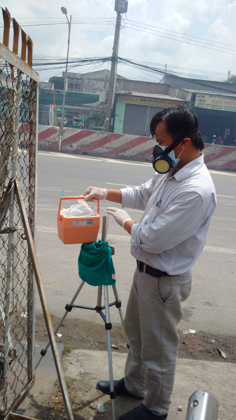 Sở ngành liên quan đang lấy mẫu ô nhiễm tại hiện trường.