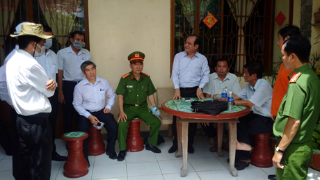 Lãnh đạo tỉnh và sở ngành họp khẩn cấp tại hiện trường.