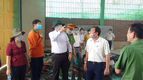 Ông Trần Thanh Đức chỉ đạo dập tắt đám cháy và khắc phục hậu quả ô nhiễm môi trường.