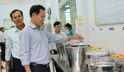 Đoàn giám sát của Ban Văn hóa - Xã hội HĐND tỉnh khảo sát thực tế tại bếp ăn của Trường Mẫu giáo Sen Hồng (phường 10, TP. Mỹ Tho)