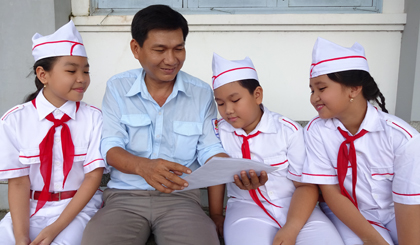 Anh Nguyễn Văn Thành trao đổi một số kỹ năng với các đội viên.