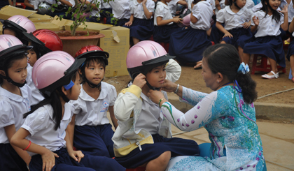 Tuyên truyền, tạo ý thức cho học sinh đội MBH khi ngồi trên xe gắn máy. 