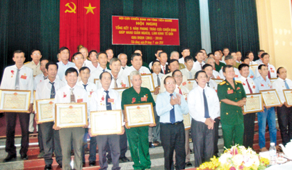 Lãnh đạo tỉnh chúc mừng các CCB tiêu biểu trong phong trào CCB giúp nhau giảm nghèo, làm kinh tế giỏi.