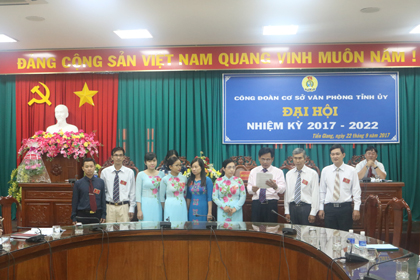 Ban Chấp hành Công đoàn cơ sở VPTU ra mắt tại Đại hội.