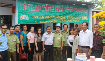Bàn giao nhà tình thương cho bà Trần Thị Bảy(ấp Hiệp Phú, xã Hiệp Đức, huyện Cai Lậy).