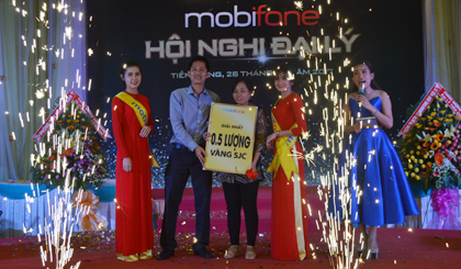 Ông Đặng Quốc Trung, Giám đốc Mobifone Tiền Giang trao 5 chỉ vàng SJC cho đại lý.