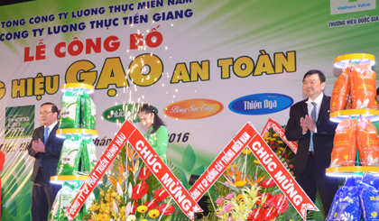 Công ty Lương thực Tiền Giang đã xây dựng vùng chuyên canh riêng để sản xuất gạo an toàn, gạo hữu cơ. Ảnh: Vân Anh